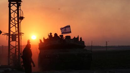 Soldados israelís en un tanque en la franja de Gaza , Israel, el 12 de octubre de 2023.