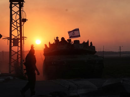 Soldados israelís en un tanque en la franja de Gaza , Israel, el 12 de octubre de 2023.
