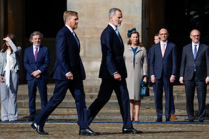 El rey Guillermo I de Países Bajos y el rey Felipe VI de España, durante la ceremonia de bienvenida.
