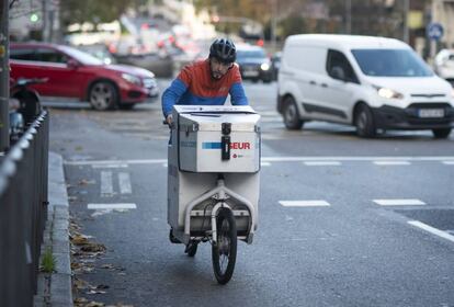 Sergio Rojas, repartidor en bicicleta de Seur, durante su jornada del Cyber Monday en la semana con más entregas del año.