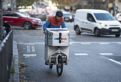 Sergio Rojas, repartidor en bicicleta de Seur, durante su jornada del Cyber Monday en la semana con más entregas del año. 