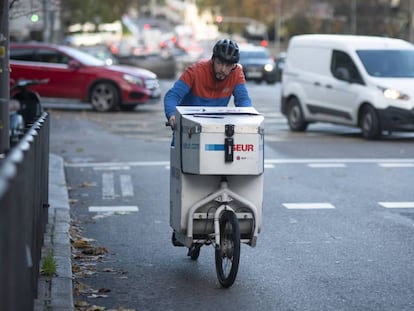 Sergio Rojas, repartidor en bicicleta de Seur, durante su jornada del Cyber Monday en la semana con más entregas del año. 