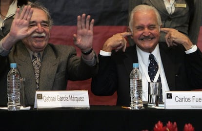 Guadalajara (México) novembro de 2008. Gabriel García Márquez e Carlos Fuentes durante a conferencia com motivo do 80º aniversário de Fuentes na Feria Internacional do Libro de Guadalajara (FIL).