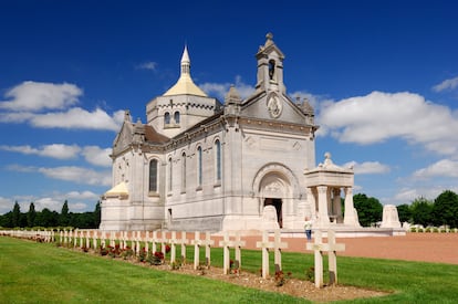 Saint Nazaire, necrópolis de Notre Dame de Lorette, Basílica y tumbas militares en el cementerio en Carcasona, Francia. 