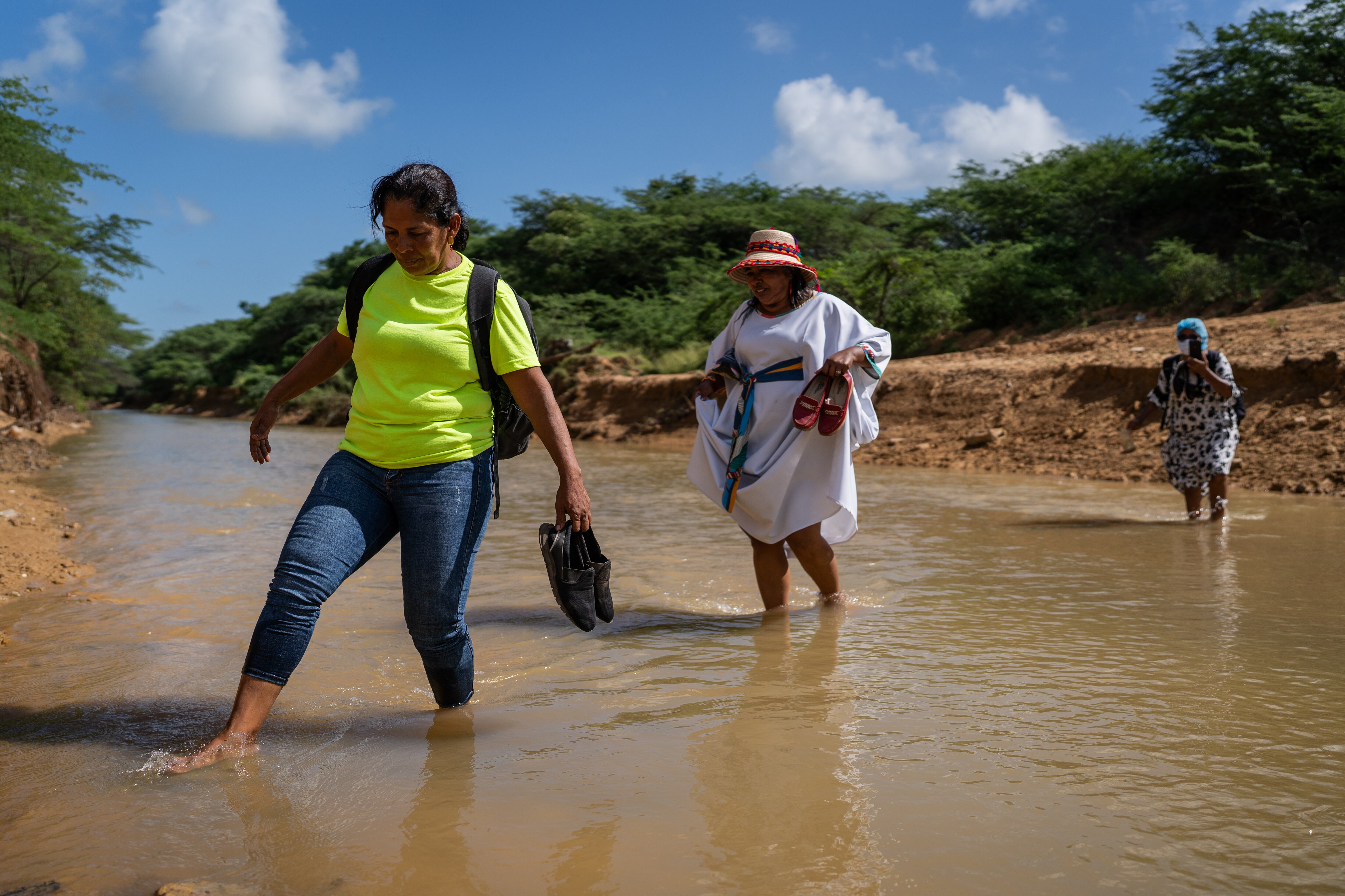 Maestras cruzan un río para llegar a la escuela Mulamana, en Paraguachón.