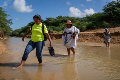 Maestras cruzan un río para llegar a la escuela Mulamana, en Paraguachón.