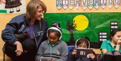 Magdalena Brier, directora general de ProFuturo, con alumnas de uno de los colegios beneficiarios de la fundación.  