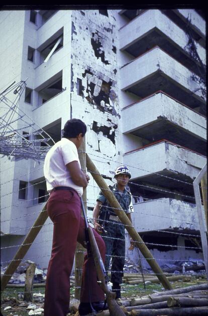 Un edificio dañado por una bomba en Medellín.