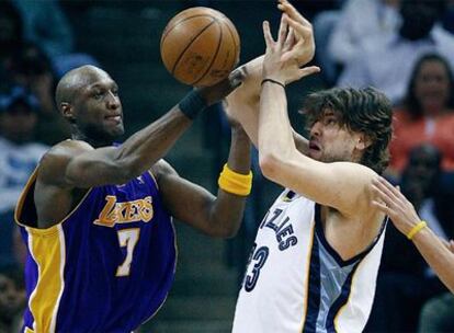 El español Marc Gasol, de los Grizzlies, lucha el balón con Lamar Odem, de los Lakers.