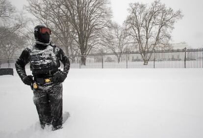 Un empleado del servicio secreto hace guardia frente a la Casa Blanca, durante la tormenta.