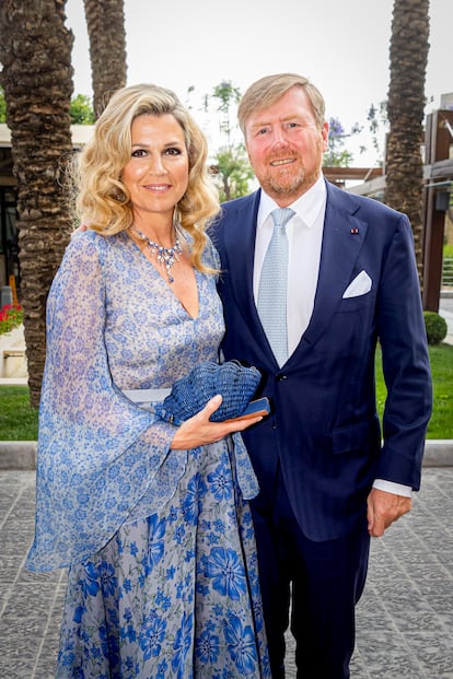 El rey Guillermo de Orange junto a su esposa, la reina consorte Máxima, a la salida del hotel, antes de la ceremonia. Los reyes de Holanda han ido conjuntados en azul.