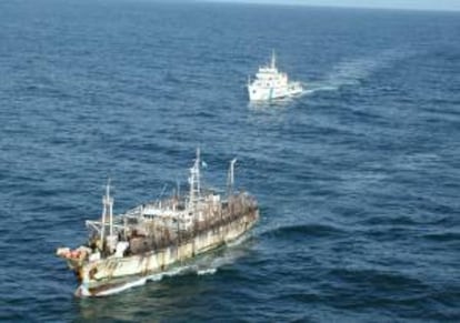 La organización ecologista WWF indicó que unas 19.000 toneladas de atún rojo fueron comercializadas entre 2000 y 2010 burlando el control del ICCAT, una cifra rechazada por el sector pesquero y numerosos Gobiernos por considerar que deriva de datos erróneos o completamente falsos. EFE/Archivo