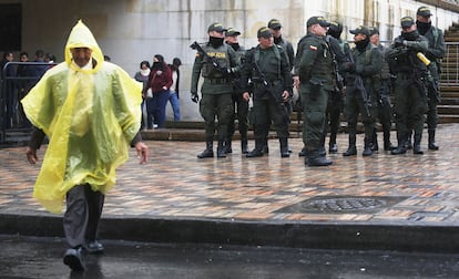 Un votante camina hacia un centro de votación en la Plaza de Bolívar durante el plebiscito sobre el Acuerdo Final de Paz entre las FARC-EP y el Estado el 2 de octubre de 2016, en Bogotá (Colombia)