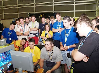 Varios participantes juegan a videojuegos en uno de los stand. En esta ediciçon se han programado dieciocho competiciones de juegos en cuatro plataformas: PC, PlayStation, Nintendo y, por primera vez, teléfonos móviles.