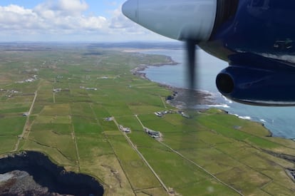 Los acantilados de Moher, desde la ventanilla de la avioneta.