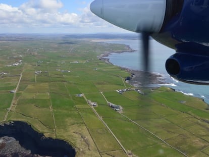 Los acantilados de Moher, desde la ventanilla de la avioneta.