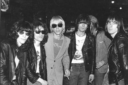 <p><strong>Su legado. </strong>Nunca tuvieron un disco de platino. Nunca lograron meter un álbum suyo en el top 40 de las listas estadounidenses. Pero The Ramones, la banda formada por Joey, Dee Dee, Jonnhy y Tommy (en la foto posan con Iggy Pop en 1976) trascendieron los números y alcanzaron la gloria gracias a la actitud (se les considera impulsores del punk rock) y a la estética (han vendido <a href="https://alt.music.ramones.narkive.com/tgXlYz7o/ramones-have-sold-more-t-shirts-than-records" target="_blank">más camisetas que álbumes</a>). Pese a todo, más de dos décadas de giras, la constante reivindicación de su figura por parte de grupos nuevos y una influencia en la moda que no ha cesado desde que surgieron en 1974 colocan a The Ramones, les guste o no, como unos iconos pop absolutos. </p> <p><strong>Sus muertes.</strong> El último Ramone vivo (Tommy) de la formación original falleció en 2014 a los 65 años víctima de un cáncer de las vías biliares. Antes se habían ido Joey debido a un linfoma en 2001 (con 49 años), Dee Dee por una sobredosis de heroína en 2002 (con 50) y Johnny de cáncer de próstata en 2004 (con 55). Llegarían más tarde Marky, Richie, Elvis (en realidad Clem Burke de Blondie, que tocó en unos cuantos conciertos con The Ramones) y C.J. Todos ellos siguen vivos hoy, pero fueron miembros temporales de la banda y no continúan tocando con su nombre. The Ramones vive, en 2018, en millones de objetos de <em>merchandising</em>. Curioso final para los reyes del punk. </p>