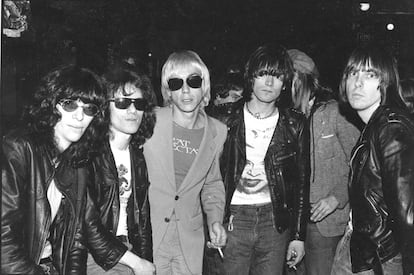 <p><strong>Su legado. </strong>Nunca tuvieron un disco de platino. Nunca lograron meter un álbum suyo en el top 40 de las listas estadounidenses. Pero The Ramones, la banda formada por Joey, Dee Dee, Jonnhy y Tommy (en la foto posan con Iggy Pop en 1976) trascendieron los números y alcanzaron la gloria gracias a la actitud (se les considera impulsores del punk rock) y a la estética (han vendido <a href="https://alt.music.ramones.narkive.com/tgXlYz7o/ramones-have-sold-more-t-shirts-than-records" target="_blank">más camisetas que álbumes</a>). Pese a todo, más de dos décadas de giras, la constante reivindicación de su figura por parte de grupos nuevos y una influencia en la moda que no ha cesado desde que surgieron en 1974 colocan a The Ramones, les guste o no, como unos iconos pop absolutos. </p> <p><strong>Sus muertes.</strong> El último Ramone vivo (Tommy) de la formación original falleció en 2014 a los 65 años víctima de un cáncer de las vías biliares. Antes se habían ido Joey debido a un linfoma en 2001 (con 49 años), Dee Dee por una sobredosis de heroína en 2002 (con 50) y Johnny de cáncer de próstata en 2004 (con 55). Llegarían más tarde Marky, Richie, Elvis (en realidad Clem Burke de Blondie, que tocó en unos cuantos conciertos con The Ramones) y C.J. Todos ellos siguen vivos hoy, pero fueron miembros temporales de la banda y no continúan tocando con su nombre. The Ramones vive, en 2018, en millones de objetos de <em>merchandising</em>. Curioso final para los reyes del punk. </p>