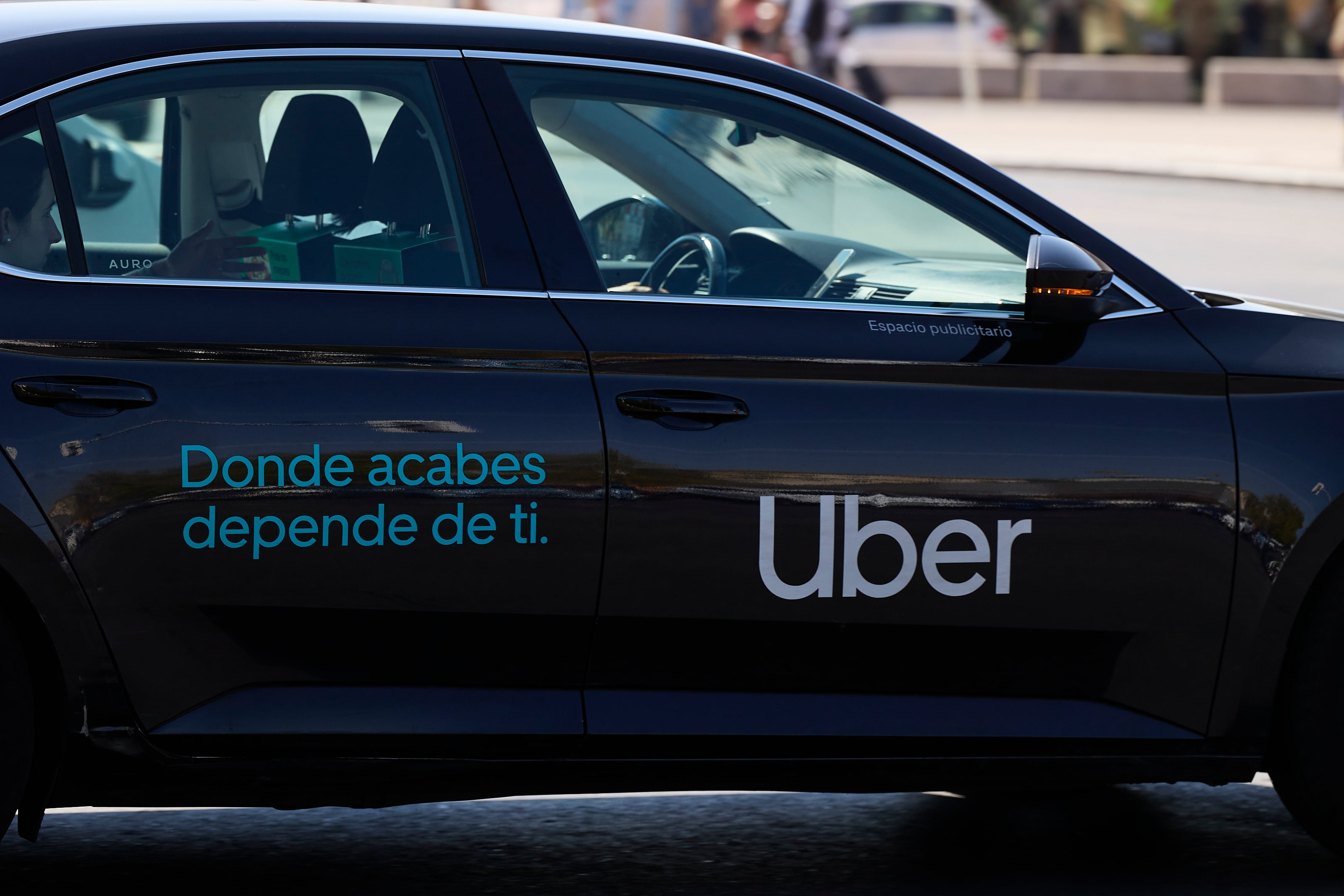 Un vehículo de Uber circulando en Madrid.