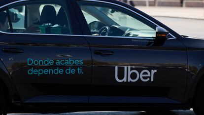 Un taxi de Uber en la zona de Atocha, en Madrid.