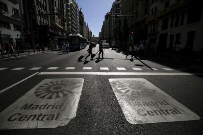 El plan anticontaminación del Ayuntamiento de Madrid, con el que se pretende reemplazar Madrid Central, se ha bautizado como Madrid 360 y entrará en vigor el próximo año. En la imagen, acceso a la Gran Vía, con el logotipo de Madrid Central.