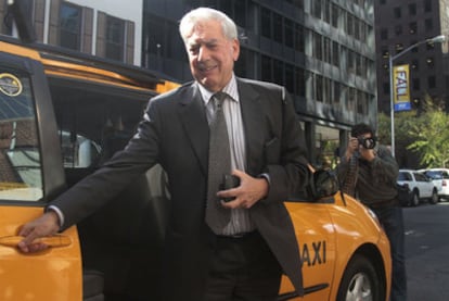Vargas Llosa sale hoy de un taxi en Nueva York tras haber sido premiado con el Nobel.