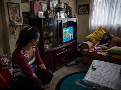 Una mujer supervisa las clases en televisión de su hija, en Ciudad de México.