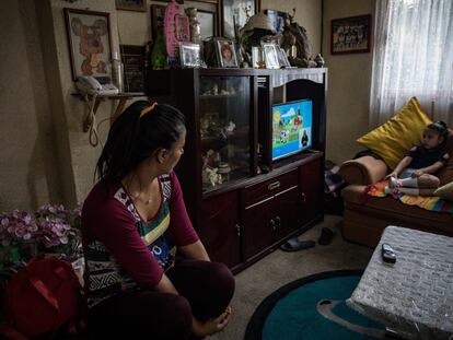 Una mujer supervisa las clases en televisión de su hija, en Ciudad de México.