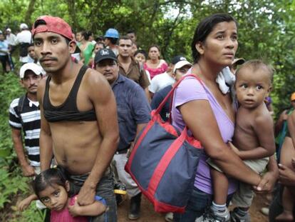 Familiares de los mineros atrapados esperan noticias del rescate