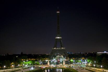 Las lucer de la Torr Eiffel en París permanecen apagadas en señal de duelo en recuerdo a las víctimas del atentado en el Mánchester Arena.