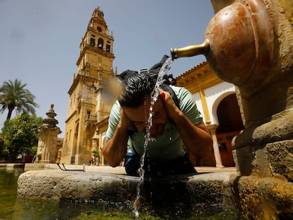 Un turista se refresca en una de las fuentes del Patio de Los Naranjos en Córdoba, este sábado.