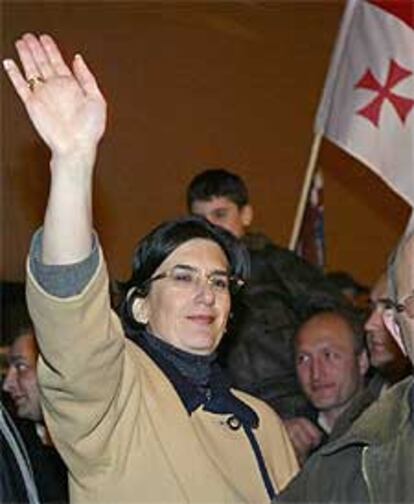 Ninó Burdzhanadze, presidenta interina de Georgia, saluda a los manifestantes en Tbilisi.