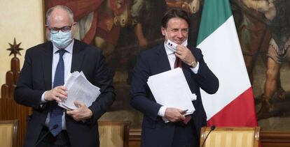 El primer ministro italiano Giuseppe Conte, a la derecha, con el ministro de Economía italiano, Roberto Gualtieri, en un conferencia de prensa el pasado 7 de agosto.