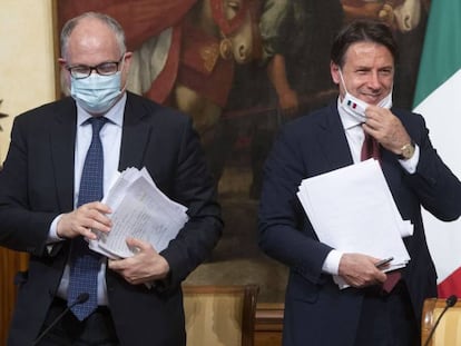 El primer ministro italiano Giuseppe Conte, a la derecha, con el ministro de Economía italiano, Roberto Gualtieri, en un conferencia de prensa el pasado 7 de agosto.