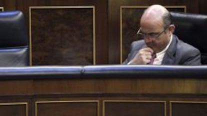 El ministro de Econom&iacute;a, Luis de Guindos, en el Congreso de los Diputados.