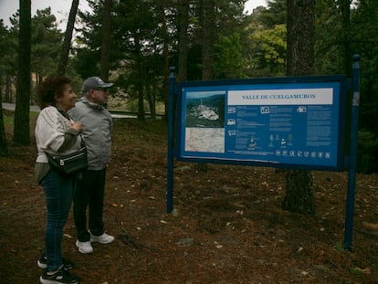 Un hombre y una mujer observaban el jueves un cartel del Valle de Cuelgamuros, el nuevo nombre establecido en la Ley de Memoria Democrática para el antes llamado Valle de los Caídos.