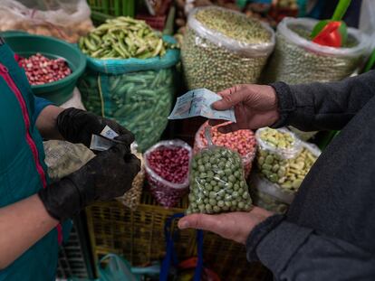 Personas compran frutas y verduras, en la plaza de mercado Paloquemao, en Bogotá