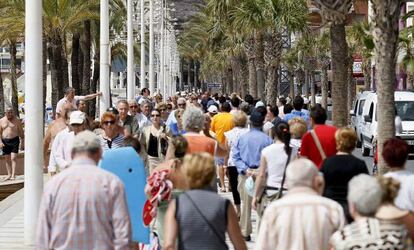 Turistas en el paseo mar&iacute;timo de la Playa de Levante de Benidorm. 