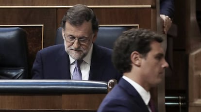 El presidente de Ciudadanos, Albert Rivera, cruza delante de Mariano Rajoy en el Congreso. 