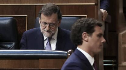 El presidente de Ciudadanos, Albert Rivera, cruza delante de Mariano Rajoy en el Congreso.
