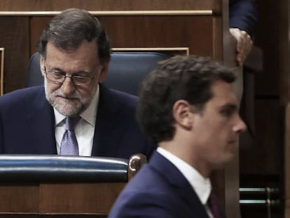 El presidente de Ciudadanos, Albert Rivera, cruza delante de Mariano Rajoy en el Congreso. 