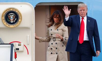 Donald Trump y su esposa al llegar a Bélgica.