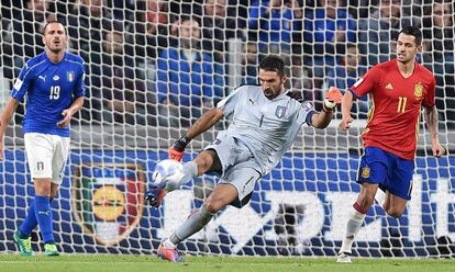 Gianluigi Buffon (c) de Italia golpea la pelota.