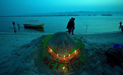 Una escultura de arena del artista Raj Kapoor recuerda a la víctima de violación en Allahabad, donde convergen los ríos Ganges y Yamuna. La fallecida, una estudiante de fisioterapia de 23 años cuya identidad no ha trascendido, falleció la pasada madrugada en el hospital de Singapur al que fue trasladada.