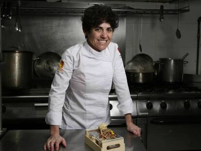 La chef Miriam Hernández posa en el interior del restaurante La Casa del Pregonero, en Chinchón (Madrid).