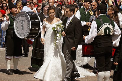 El cantante cántabro y la actriz asturiana, tras haber contraído matrimonio en la basílica de Covadonga.