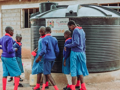 Antes de la construcción, los niños tenían que descolgarse a pozos insalubres para extraer el agua y luego transportarla durante varios kilómetros.