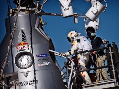 Felix Baumgartner se dispone a montar en la cápsula que le subió hasta los 39.000 metros, y desde la que se lanzó al vacío.