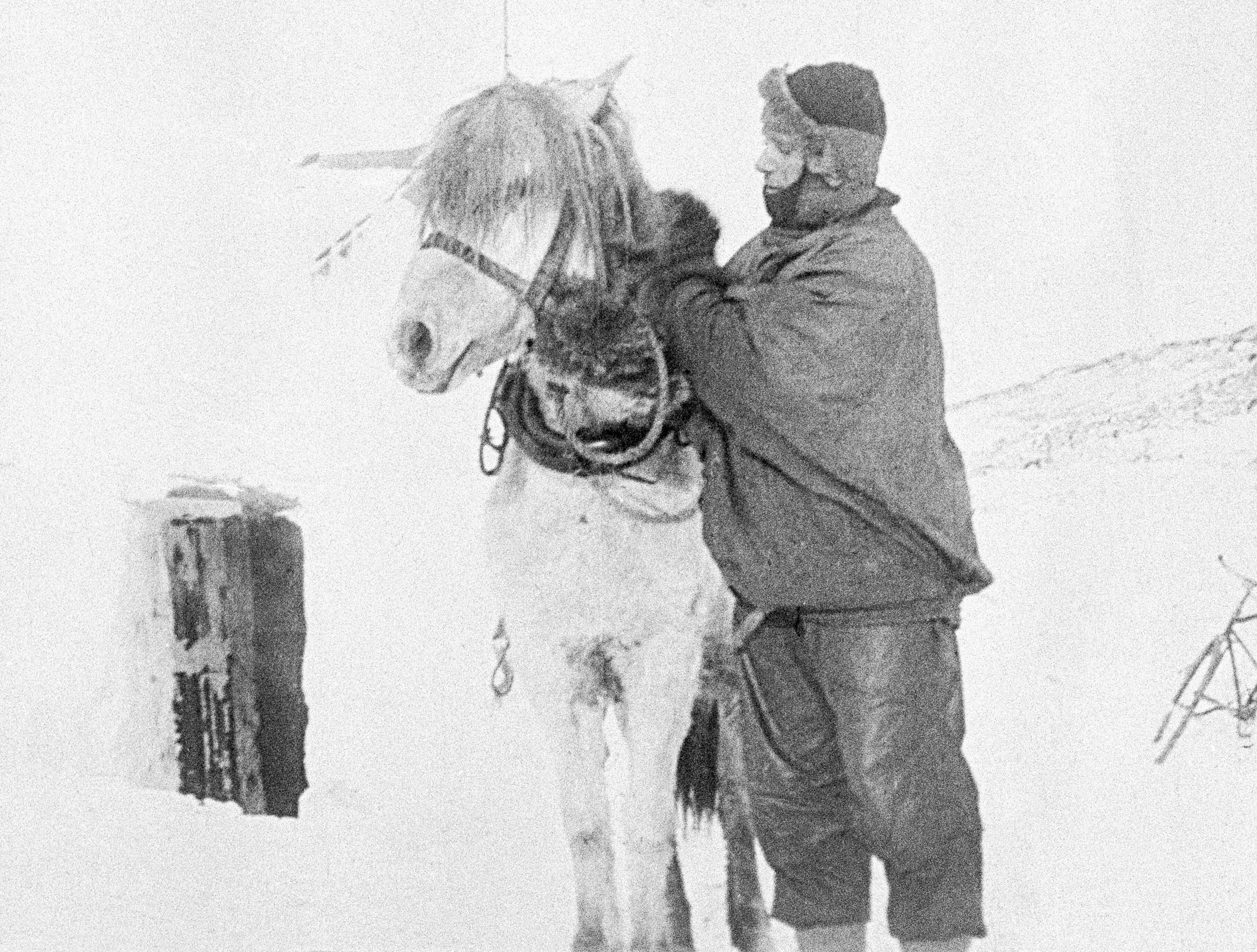 El capitán Robert F. Scott en el campamento base.