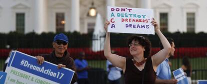 Una mujer se manifiesta frente a la Casa Blanca contra el decreto que impide deportar a inmigrantes que llegaron a EE UU siendo niños